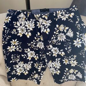 Women’s Banana Republic shorts. Size 10. Navy floral.